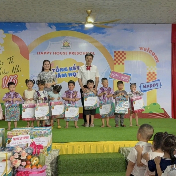 Chúc mừng các bạn nhỏ Lớp Elephants được nhận giấy khen và phần thưởng cuối năm của nhà trường