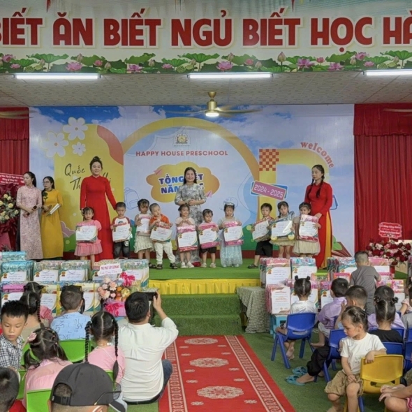 Chúc mừng các bạn nhỏ Lớp Fish được nhận giấy khen và phần thưởng cuối năm của nhà trường
