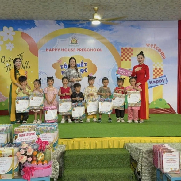 Chúc mừng các bạn nhỏ Lớp Bee được nhận giấy khen và phần thưởng cuối năm của nhà trường