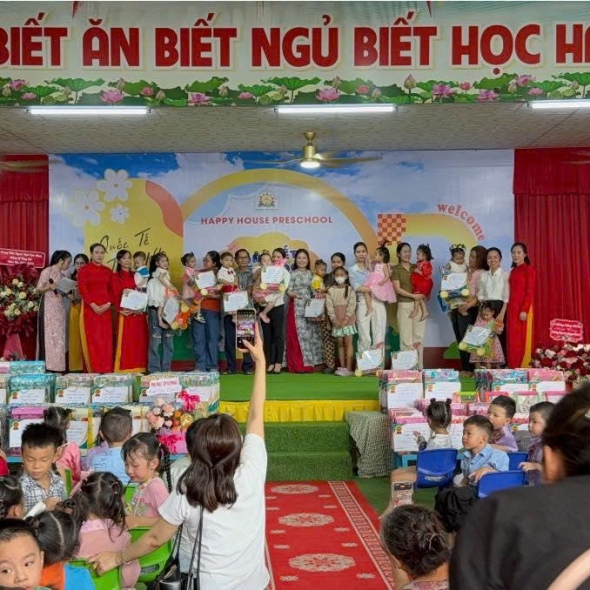 Chúc mừng các bạn nhỏ Panda 2 được nhận giấy khen và phần thưởng cuối năm của nhà trường nha