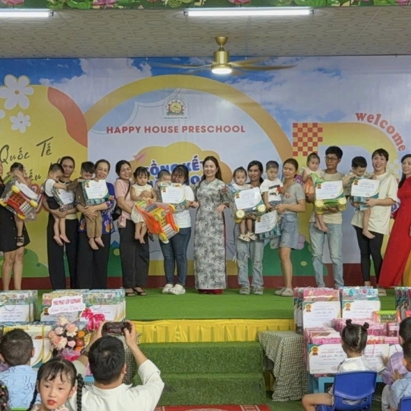 Chúc mừng các bạn nhỏ Panda 1 được nhận giấy khen và phần thưởng cuối năm của nhà trường